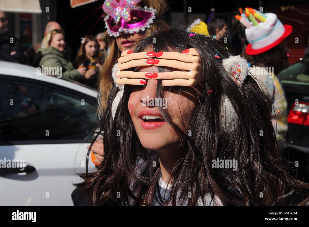 Athen, Griechenland. 18 Feb, 2018. Ein Mädchen, ein paar lustige Brille nimmt Teil an einem Karneval in Palaio Faliro Viertel von Athen, der Hauptstadt von Griechenland, Jan. 18, 2018. Credit: Marios Lolos/Xinhua/Alamy leben Nachrichten Stockfoto