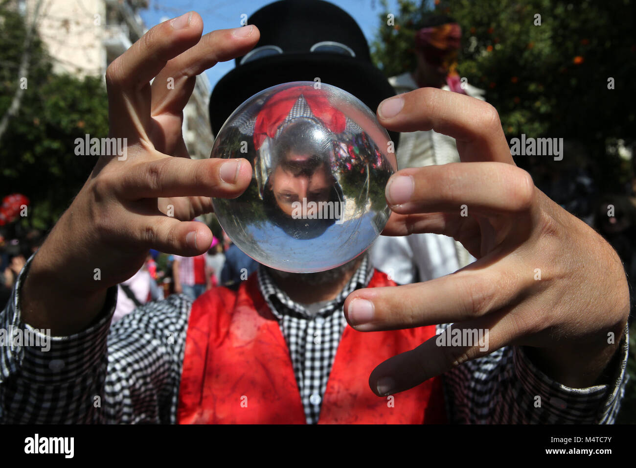 Athen, Griechenland. 18 Feb, 2018. Ein Acrobat eine galss Ball nimmt Teil in einem Karneval in Palaio Faliro Viertel von Athen, der Hauptstadt von Griechenland, Jan. 18, 2018. Credit: Marios Lolos/Xinhua/Alamy leben Nachrichten Stockfoto