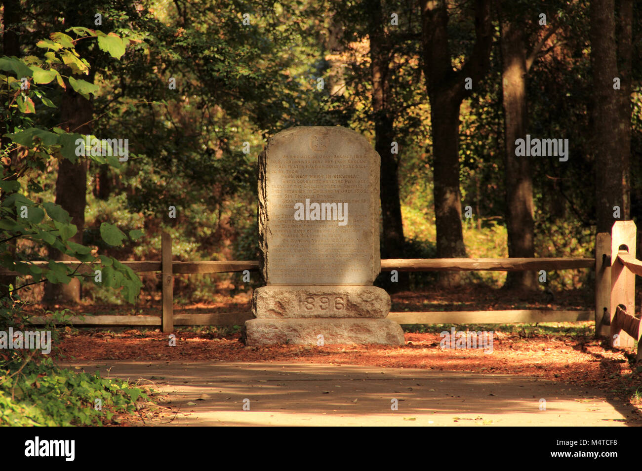 Ein Monument, am Fort Raleigh National Historic Site, in Nord-Carolina, Memorializes die Geburt von Virginia trauen in der englischen Kolonie Virginia Stockfoto
