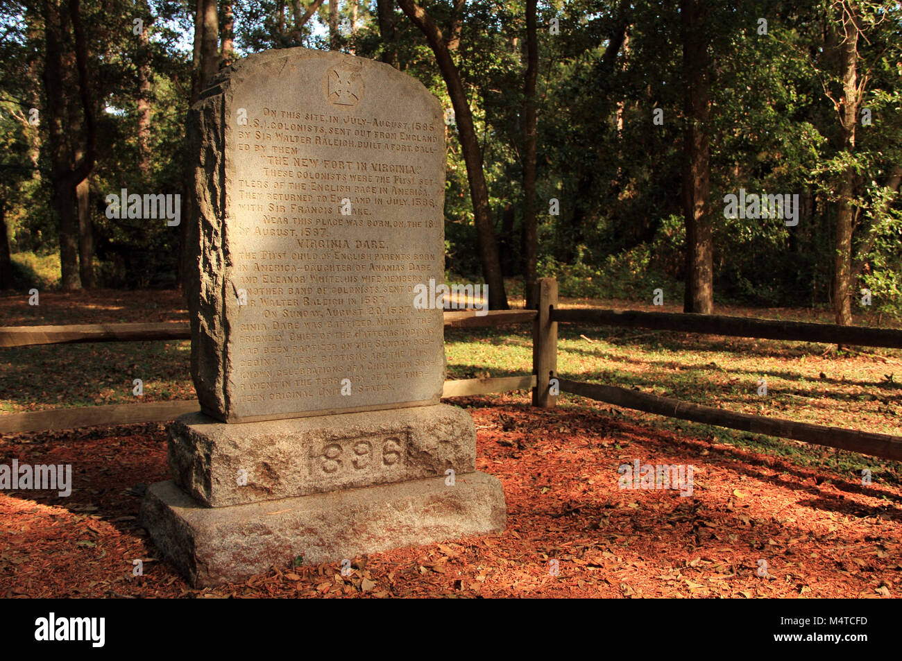 Ein Monument, am Fort Raleigh National Historic Site, in Nord-Carolina, Memorializes die Geburt von Virginia trauen in der englischen Kolonie Virginia Stockfoto
