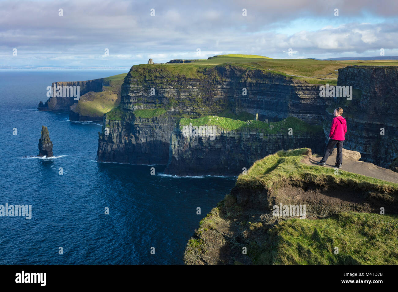 Wanderer mit Blick auf die Klippen von Moher aus dem Süden, County Clare, Irland. Stockfoto
