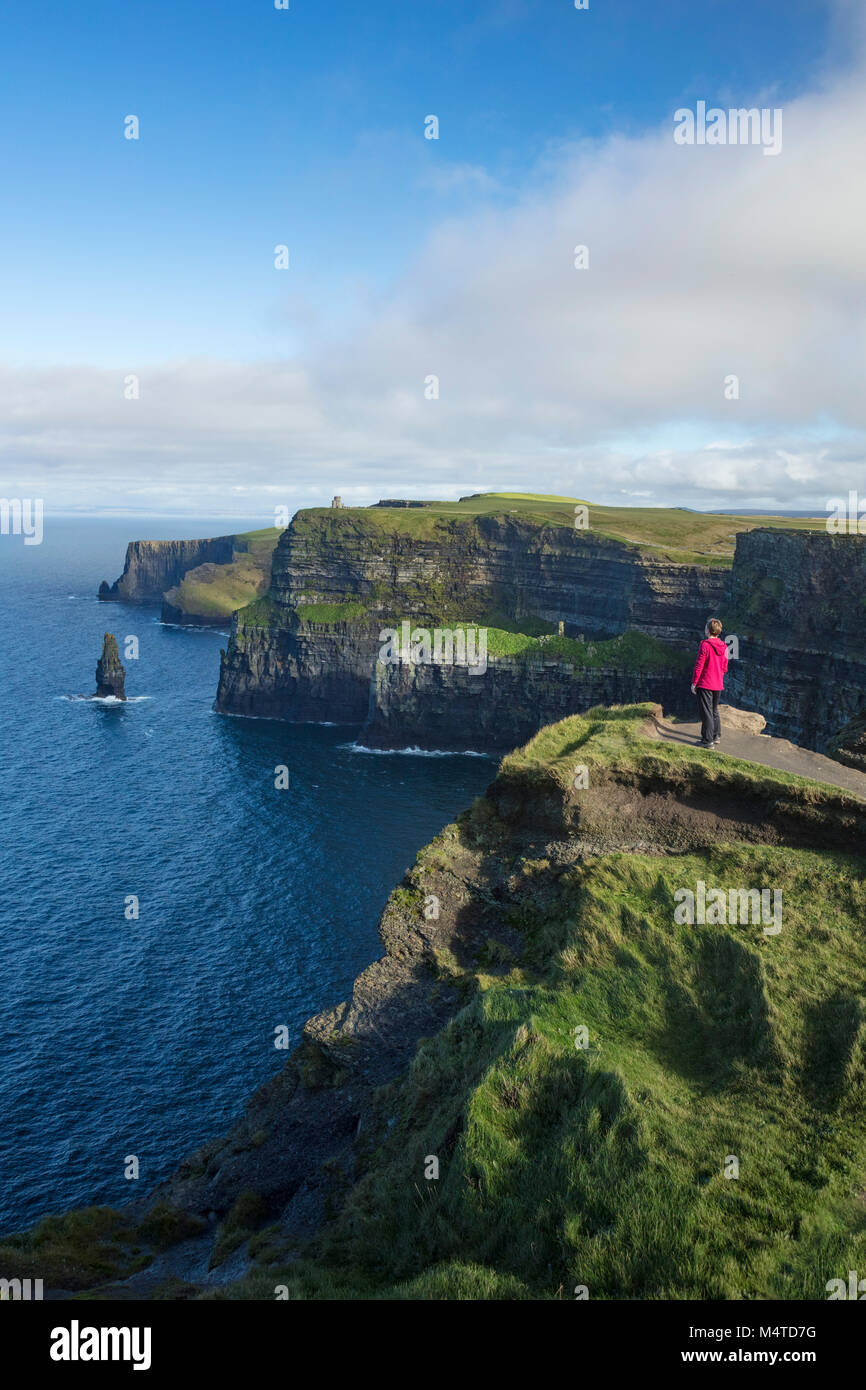 Wanderer mit Blick auf die Klippen von Moher aus dem Süden, County Clare, Irland. Stockfoto