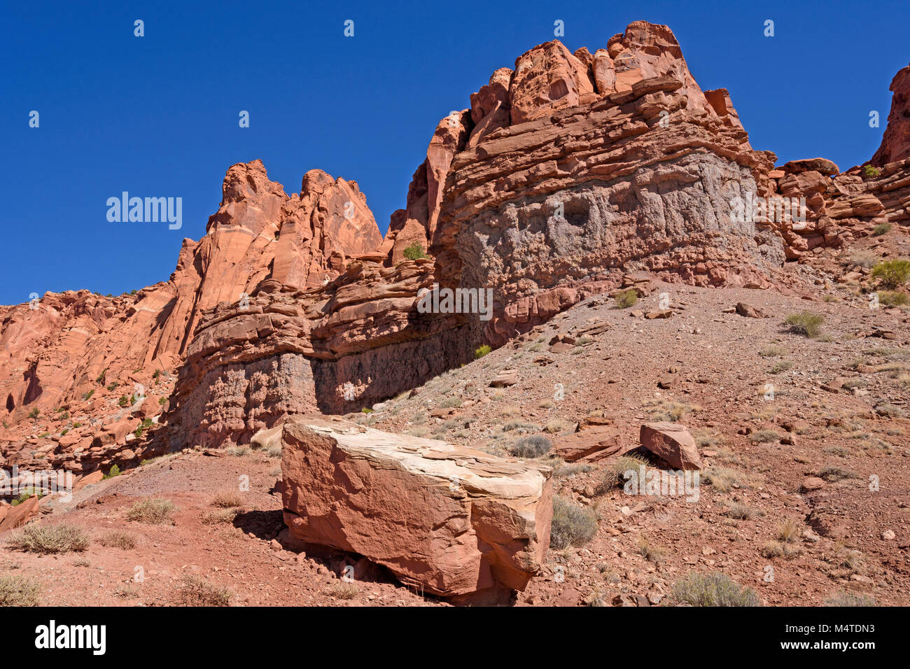 Dramatische Rote Felsen in der Wüste von Capitol Reef National Park in Utah Stockfoto