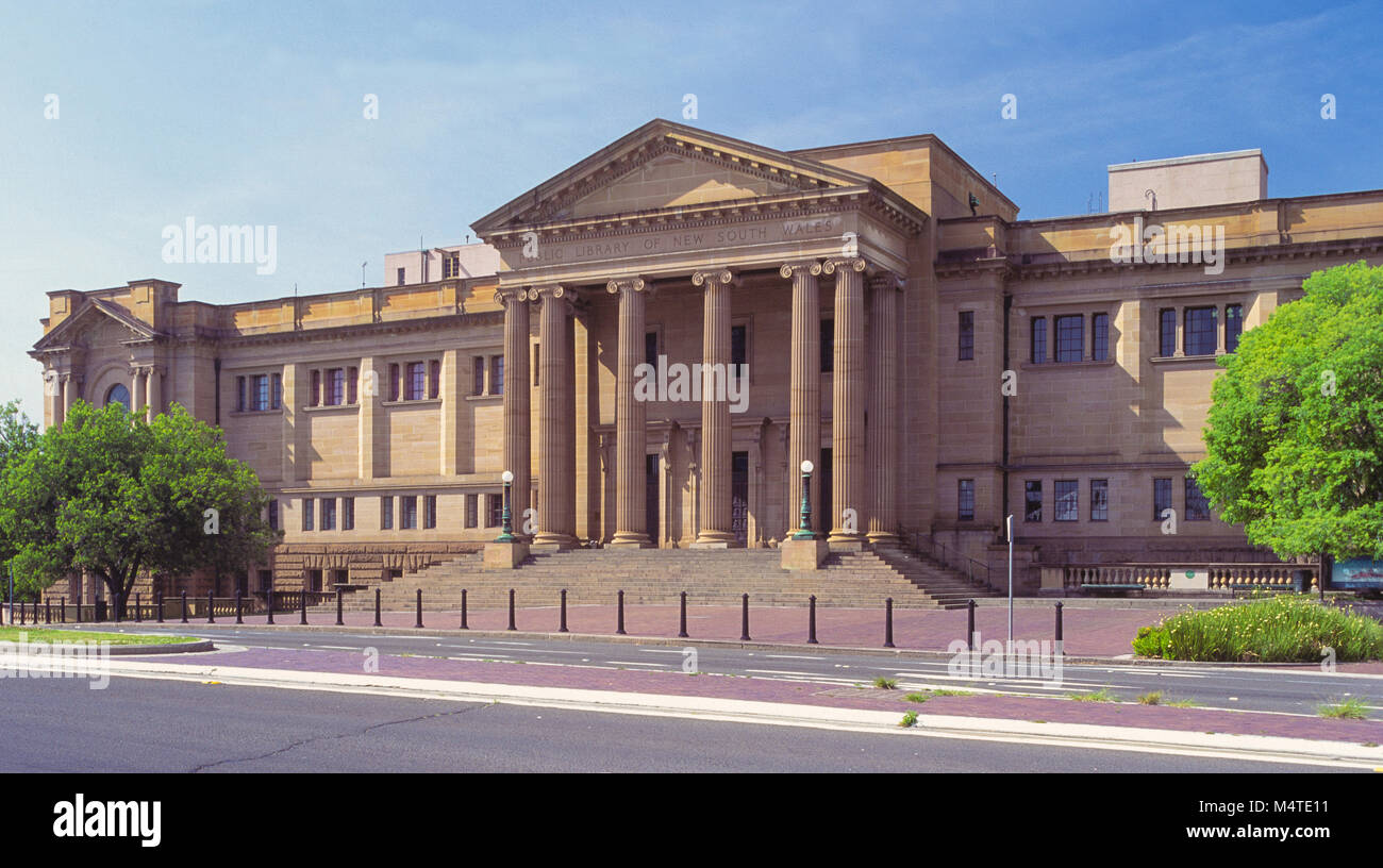 Die Staatsbibliothek von New South Wales ist der älteste Bibliothek in Australien, im Jahr 1826 gegründet. Aktuelle Lage der Bibliothek befindet sich an der Ecke der Macquarie Street und Shakespeare, neben der Domain und die Royal Botanic Gardens. Diese Website verfügt über die Mitchell Library Flügel (Bild) zusammen mit den Dixson Flügel und die moderneren Macquarie Street Flügel. Die Arbeit an der Mitchell Gebäude begann im Jahr 1906 und im Jahr 1910 beendete, basierend auf Designs erstellt von Walter Liberty Vernon. Stockfoto