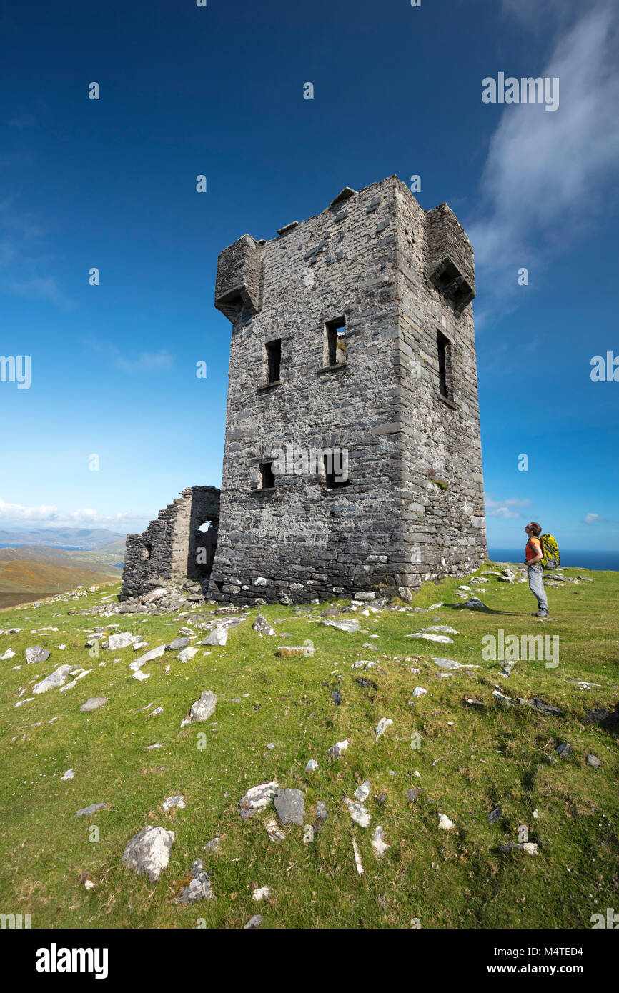 Wanderer und Napoleonischen signal Turm auf dem Gipfel des Cnoc Bolais, dursey Island, Beara Halbinsel, County Cork, Irland. Stockfoto