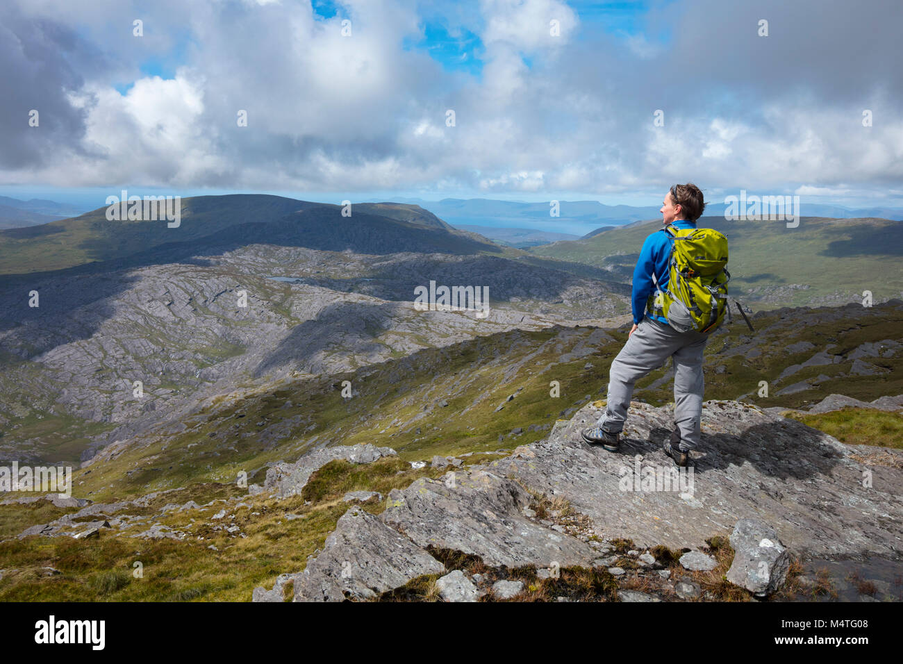 Wanderer mit Blick auf die Beara Halbinsel vom Gipfel des Hungry Hill, County Cork, Irland. Stockfoto