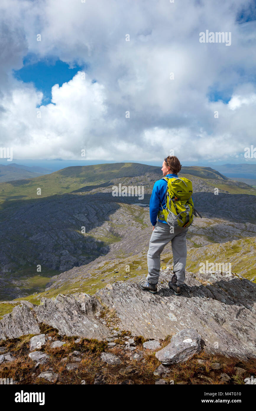 Wanderer mit Blick auf die Beara Halbinsel vom Gipfel des Hungry Hill, County Cork, Irland. Stockfoto