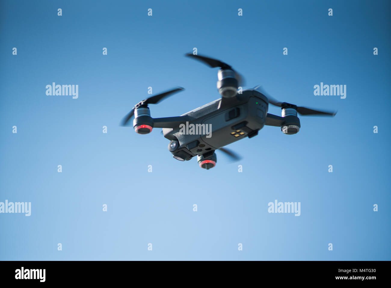 Mini Drohne fliegen in den Himmel. Stockfoto