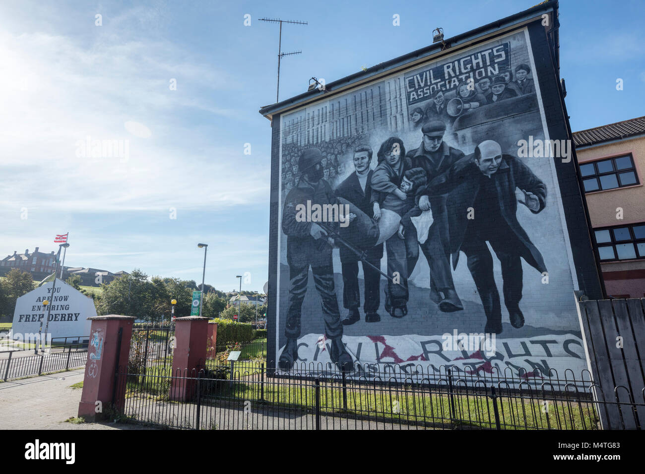 Republikanische Wandgemälde zum Gedenken an Bloody Sunday, Bogside, Derry City, County Derry, Nordirland. Stockfoto