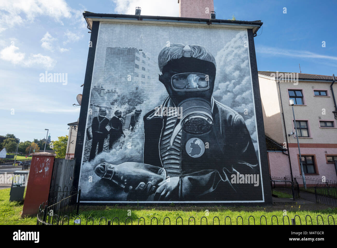 Republikanische Wandbild eines Benzin Bomber, Bogside, Derry City, County Derry, Nordirland. Stockfoto