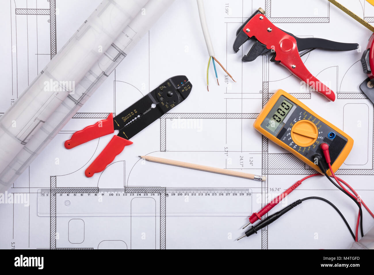Hohe Betrachtungswinkel von elektrischen Instrument mit Werkzeuge und digitale Multimeter auf ein Konzept Stockfoto