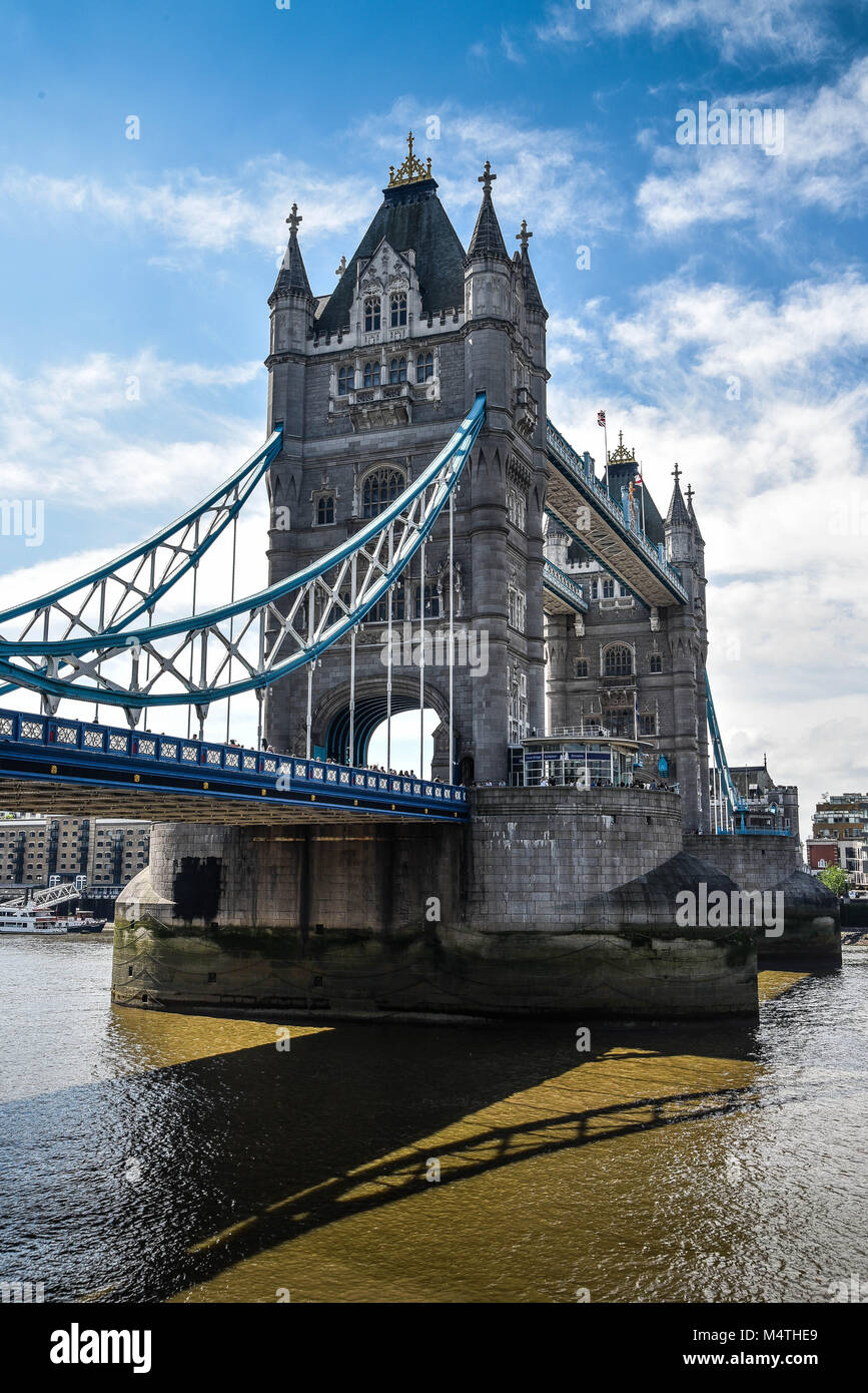 Die Tower Bridge in London an einem sonnigen Tag Stockfoto