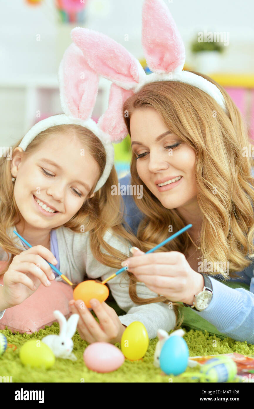 Mutter und Tochter färben Eier Stockfoto