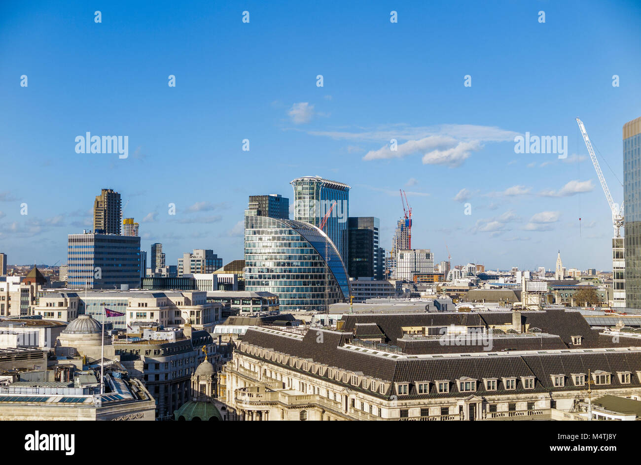 Dachterrasse mit Blick auf Moor House, London Wall, London EC2, CityPoint in Ropemaker Platz hinter Stockfoto