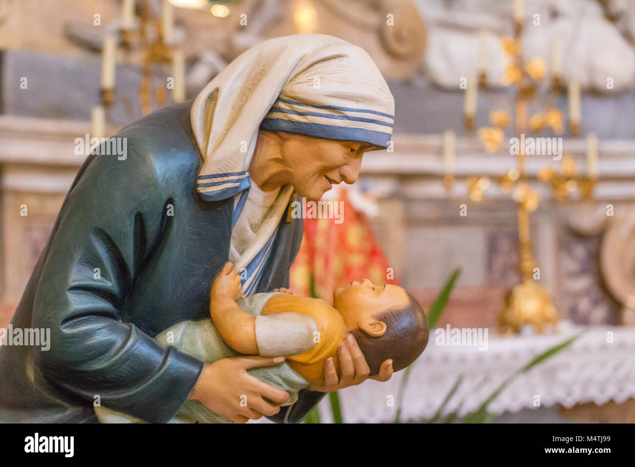 Statue der Mutter Teresa von Kalkutta Holding ein Kind Stockfoto