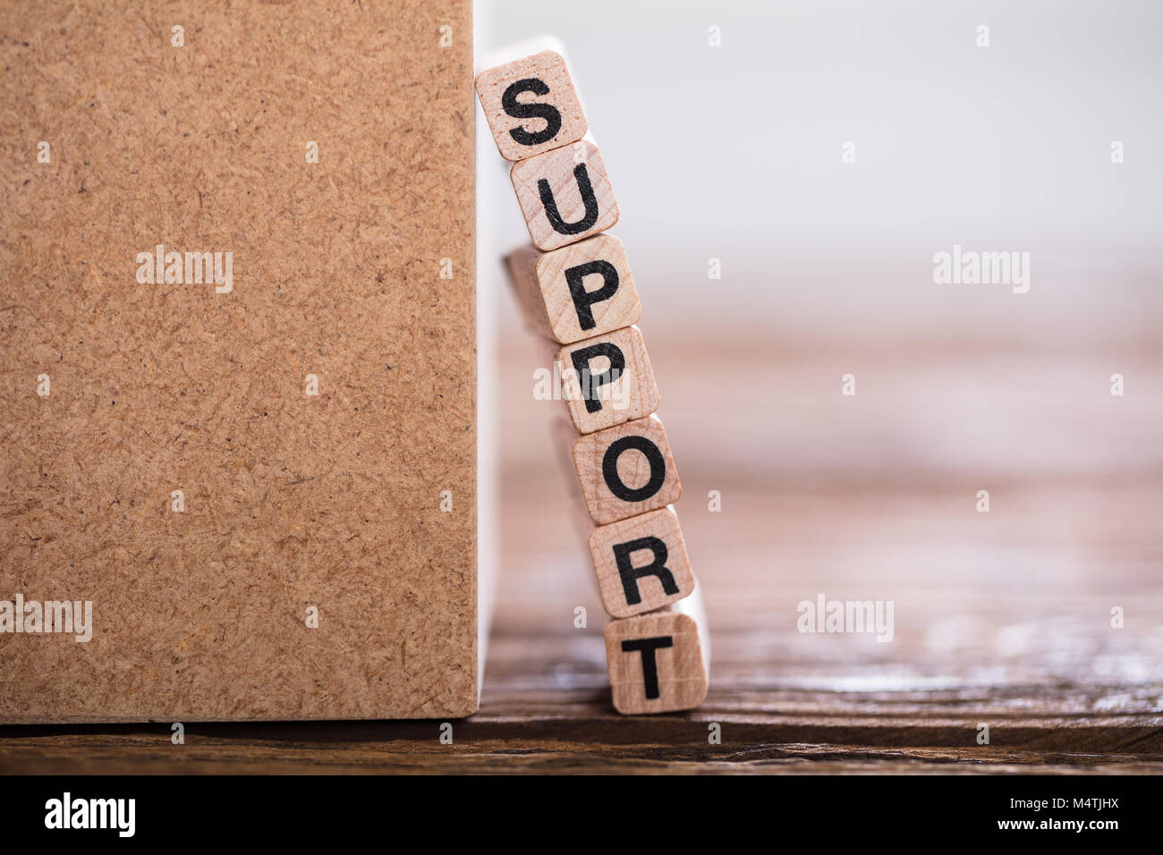 Close-up aus gestapelten Unterstützung Wort auf Holz Cube Stockfoto