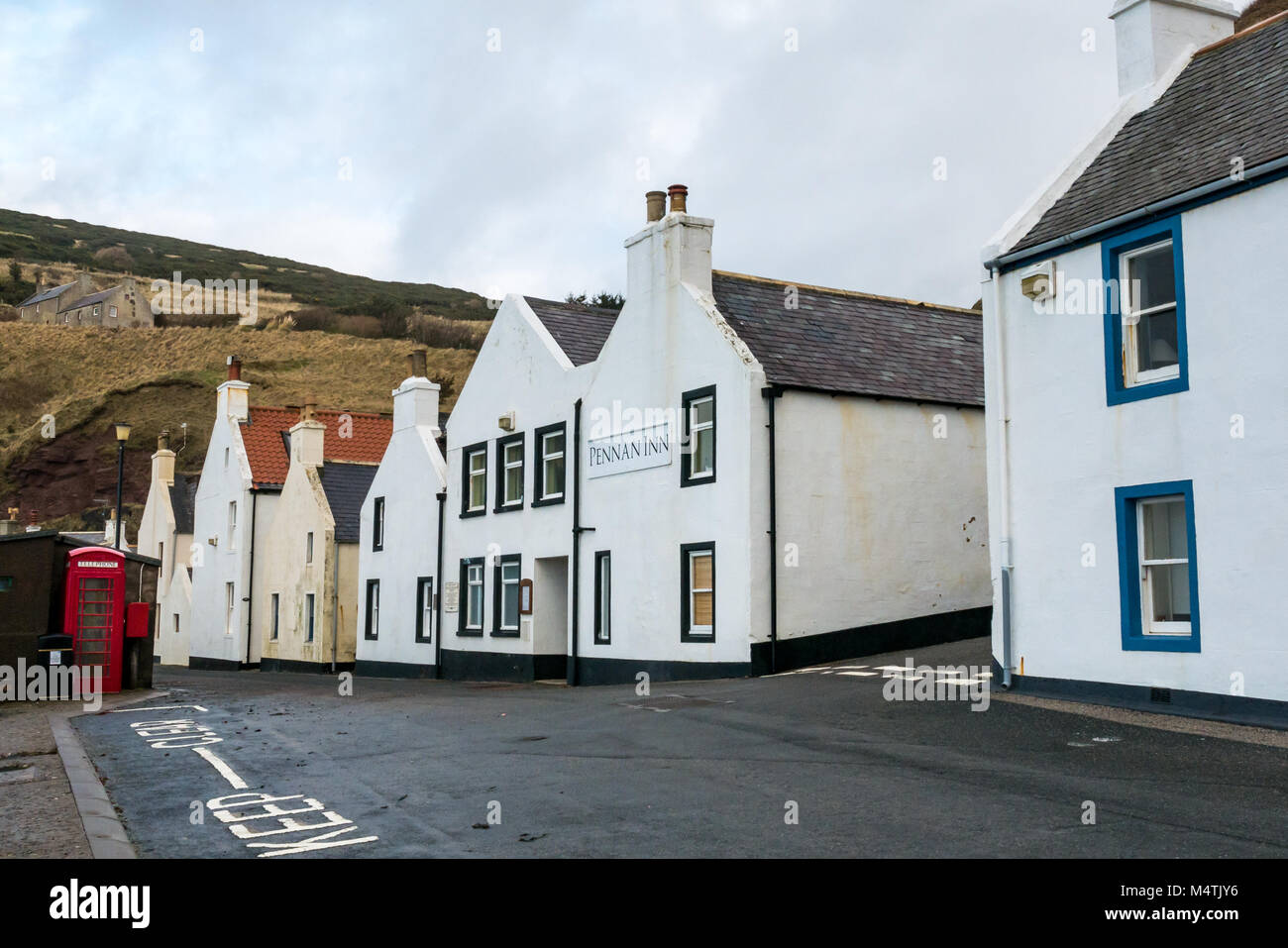 Pennan, Aberdeenshire, Schottland, Großbritannien. Pennan Inn und ikonische rote Telefonbox, Drehort für Film Local Hero Stockfoto