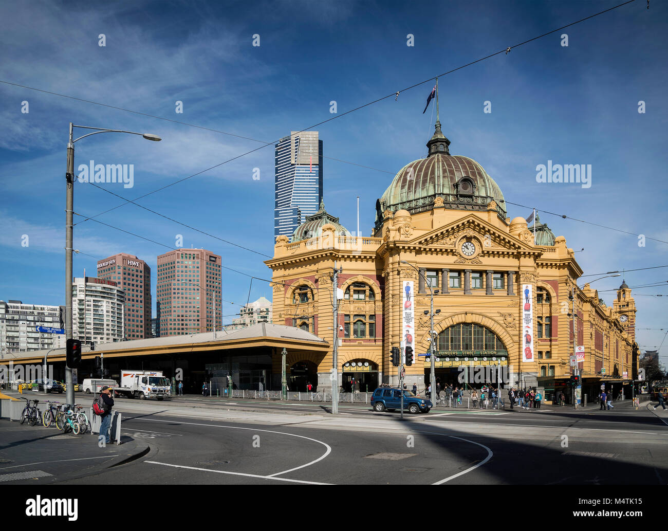 Street Scene außerhalb Sehenswürdigkeiten Flinders Street Station im Zentrum von Melbourne Australien Stockfoto