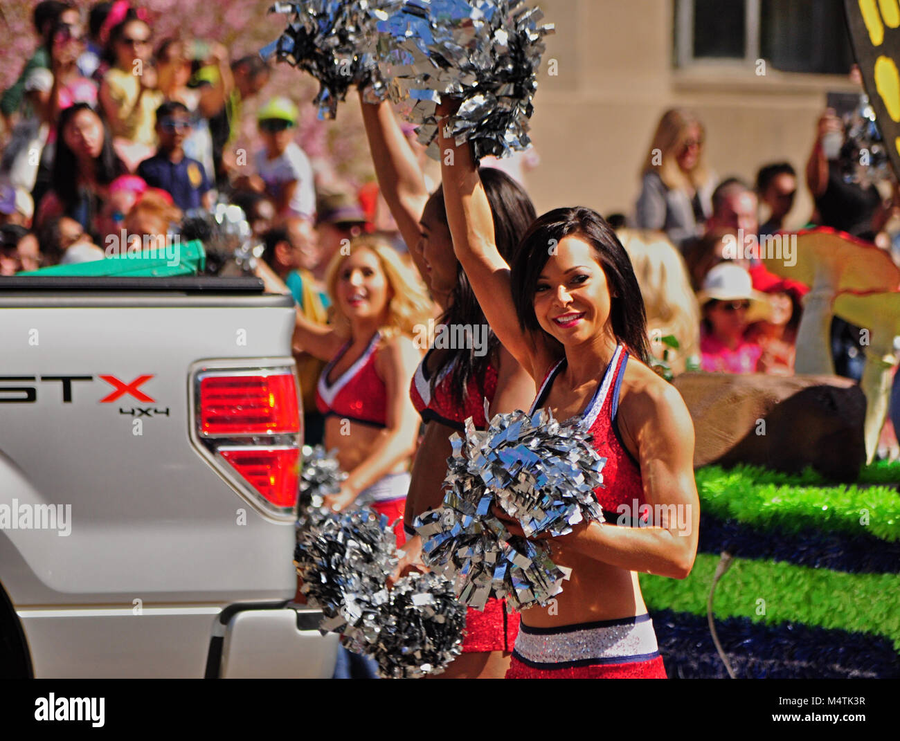 Washington Wizards Basketball Cheerleader mit Silber pom poms in Cherry Blossom Parade 2014 in Washington DC Stockfoto