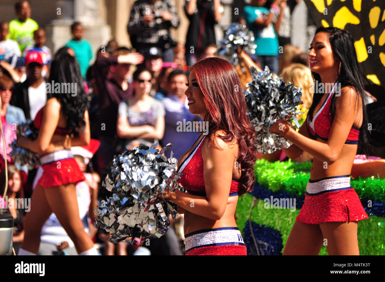 Washington Wizards Basketball Cheerleader mit Silber pom poms in Cherry Blossom Parade 2014 in Washington DC Stockfoto