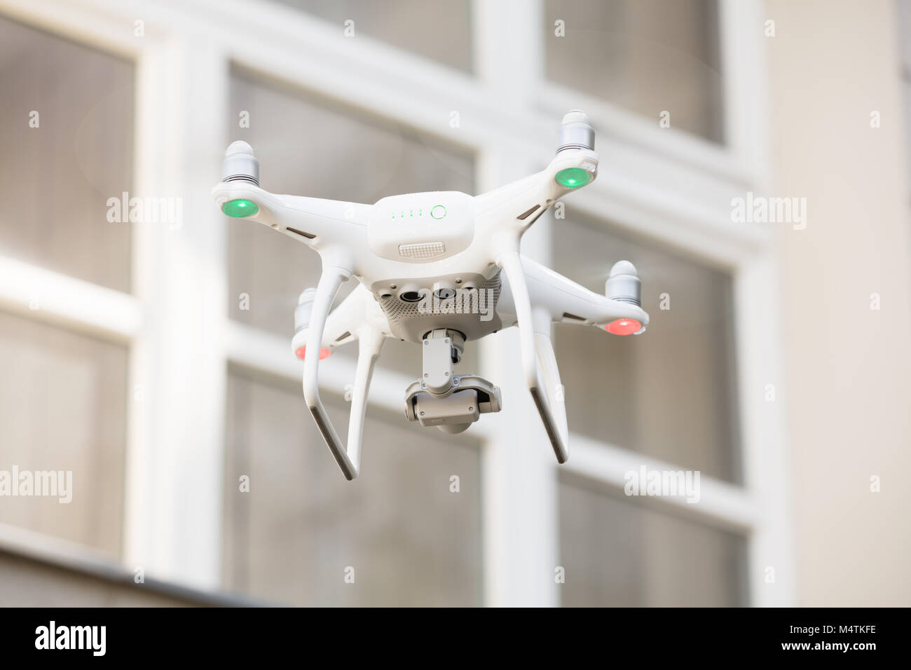 Low Angle View von drone Bespitzelung durch das Haus Fenster Stockfoto