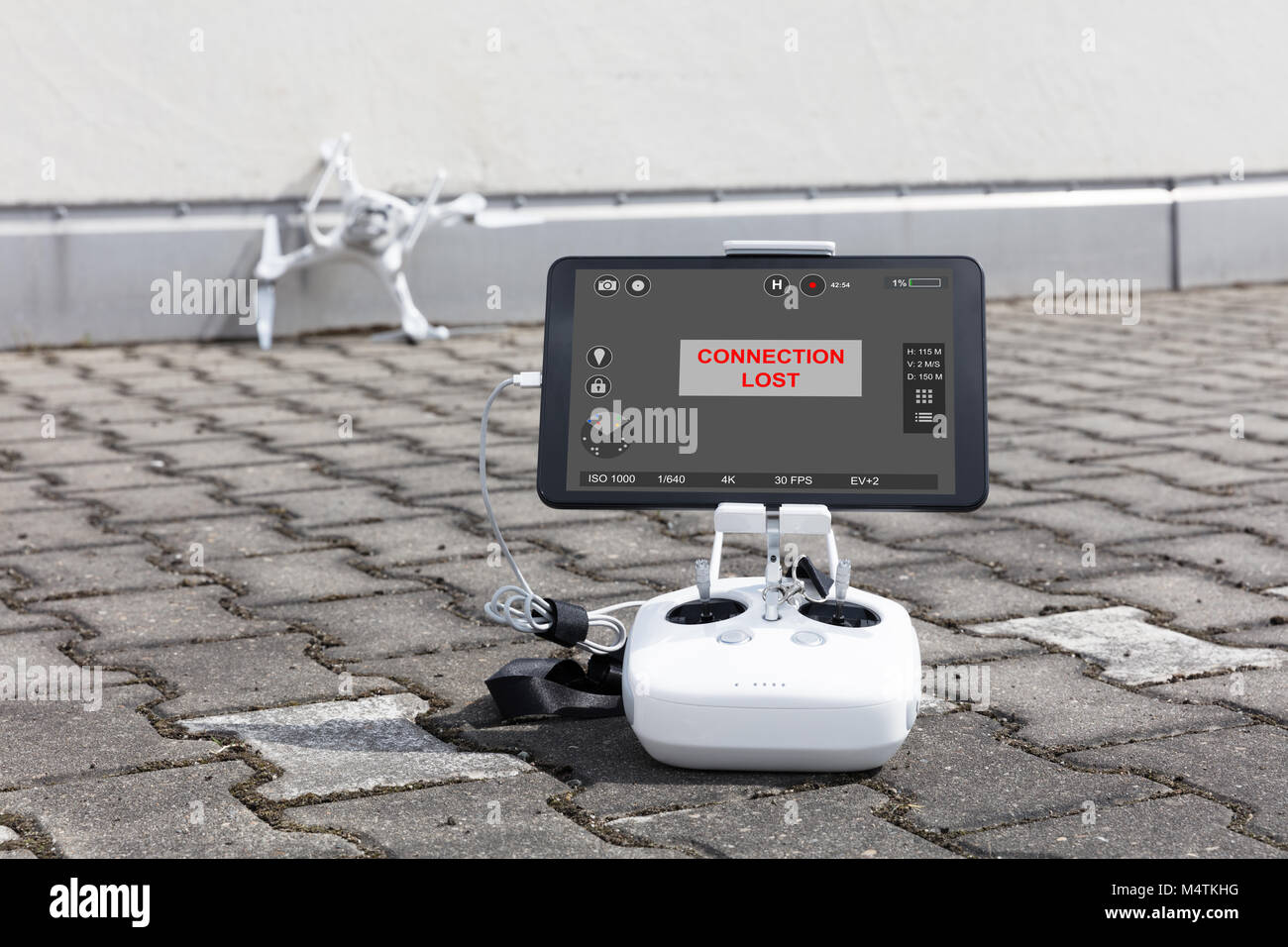 Digitale tablet an quadrocopter Controllers mit Verbindung verloren unterzeichnen und beschädigte Drone Stockfoto
