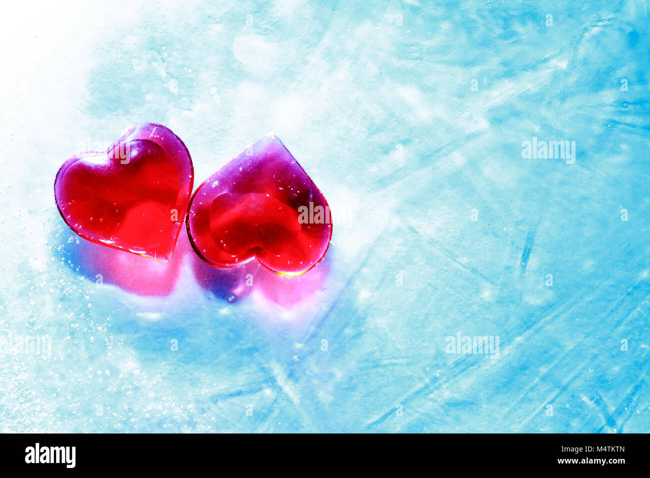 Valentinstag Grusskarten. Zwei rote Herzen in Blau gefrorenen Wassers mit freier Speicherplatz Stockfoto