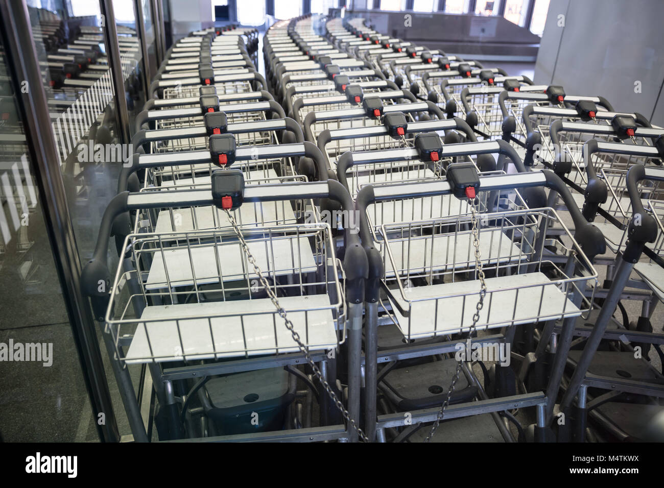 Hohe Betrachtungswinkel von Gepäckwagen in der Zeile am Flughafen Stockfoto