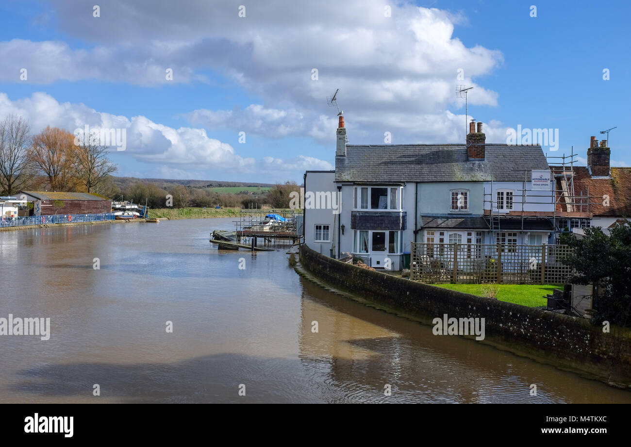 Arundel West Sussex UK Februar 2018 - Unterkunft mit Blick auf den Fluss Arun bei Flut Stockfoto