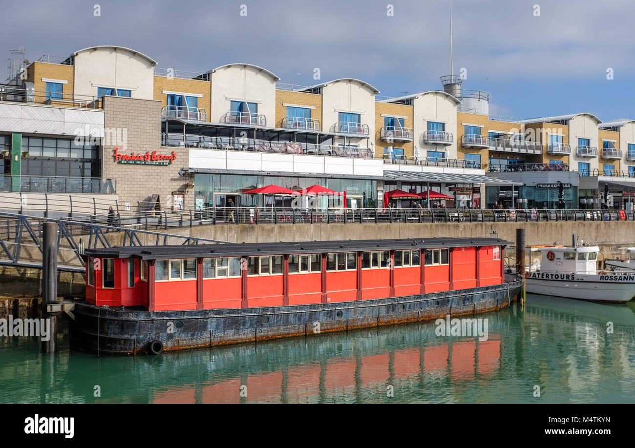 Brighton Marina de Februar 2018 - Ehemalige Humber barge war eine chinesische Pagode Restaurant ist in einer lokalen Gemeinschaft Nabe gedreht werden Stockfoto