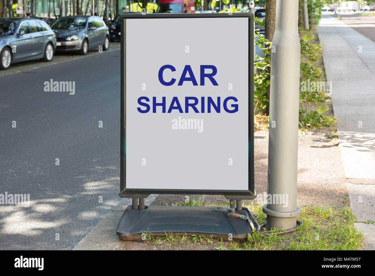 Car Sharing anmelden an Bord durch die Straße in der Stadt Stockfoto