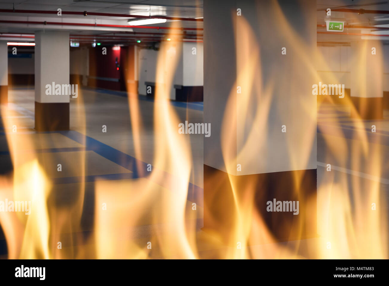 Foto von Feuer in Tiefgarage Stockfoto