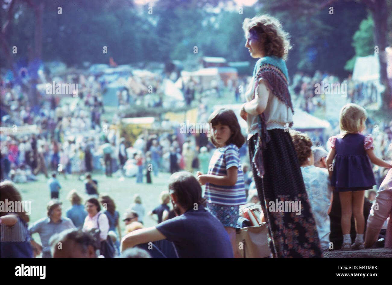 Vintage-Foto der schönen Hippie-Frau Mutter, Mann und Kinder aus den 1970er-Jahren, Sommer-Hippie-Musik-Festival Hippies auf der Barsham Fair in Beccles, Suffolk Engalnd UK KATHY DEWITT Stockfoto
