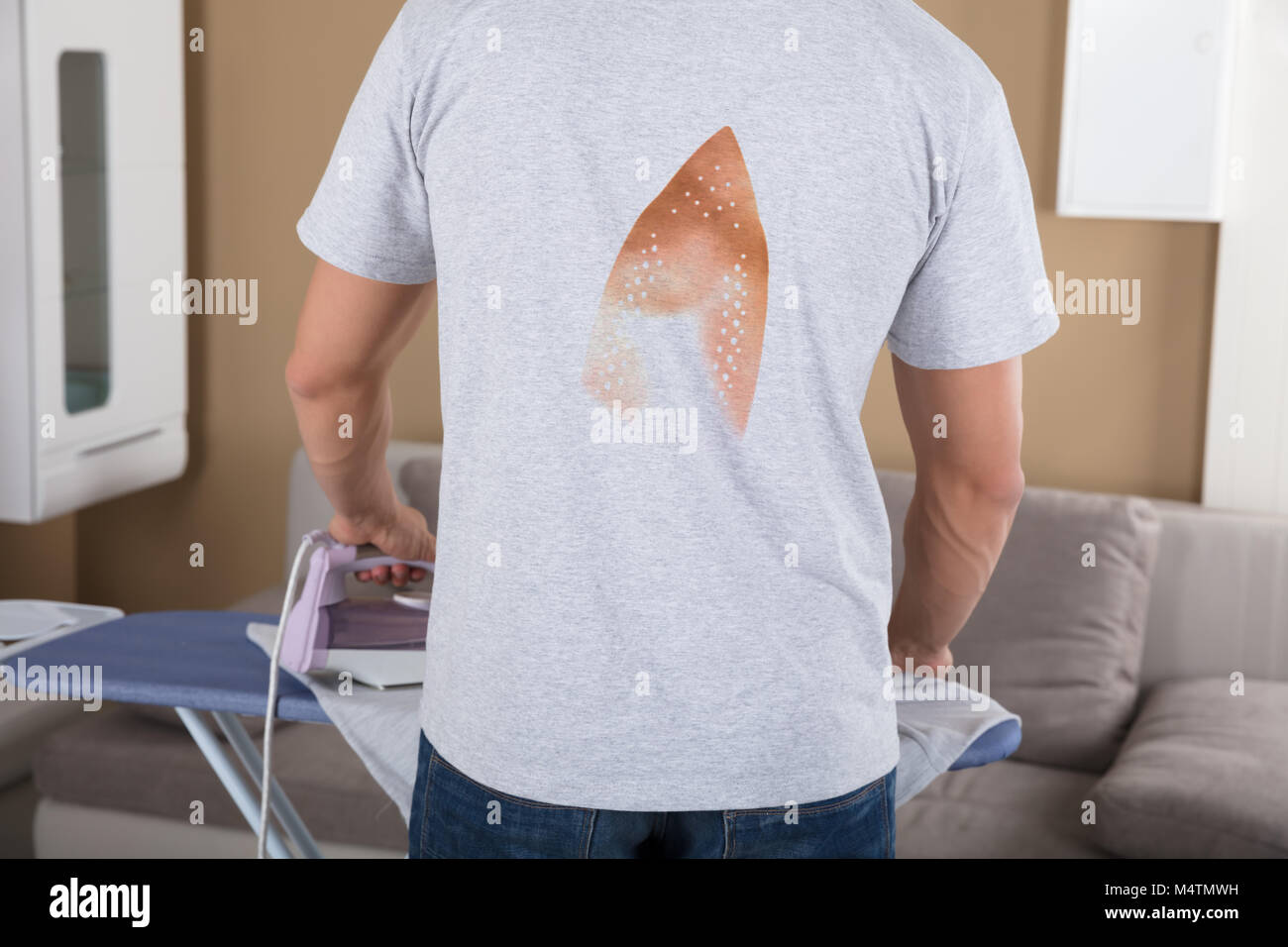 Ansicht Der Ruckseite Ein Mann Verbrannt T Shirt Bugeln Tuch Stockfotografie Alamy
