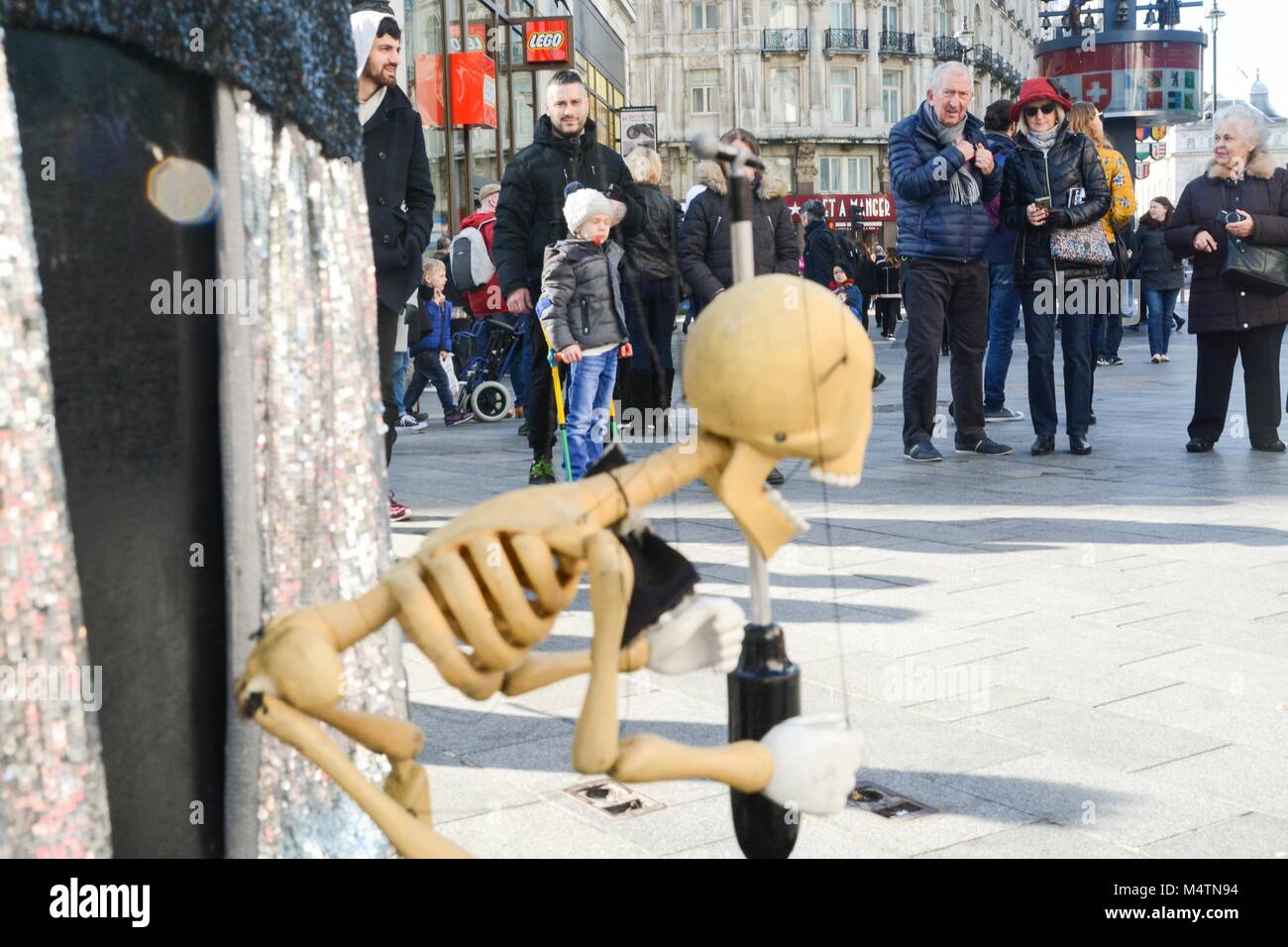 Richard Handley und Master Knochen seine handler Straßenmusik in Leicester Square @ Oberschenkelknochen Stockfoto