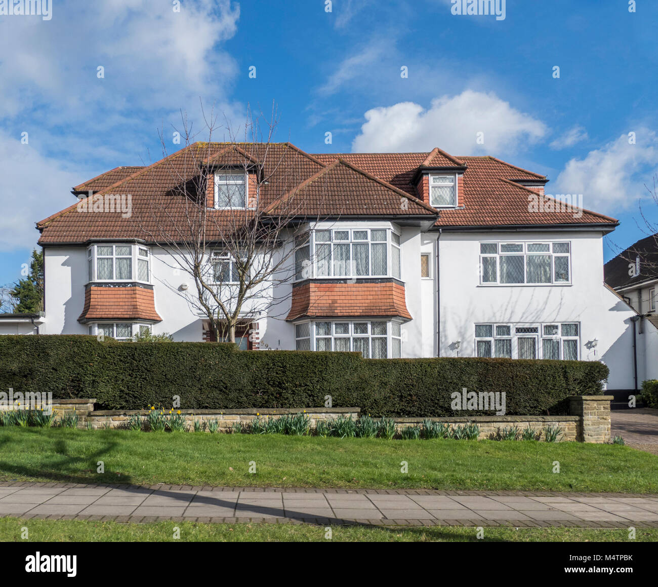 Große attraktive Altbauwohnung gebadet im Winter Sonnenschein, der Hauptstraße von Watford Art und Weise konfrontiert, in Hendon, London, NW4, England, UK. Stockfoto