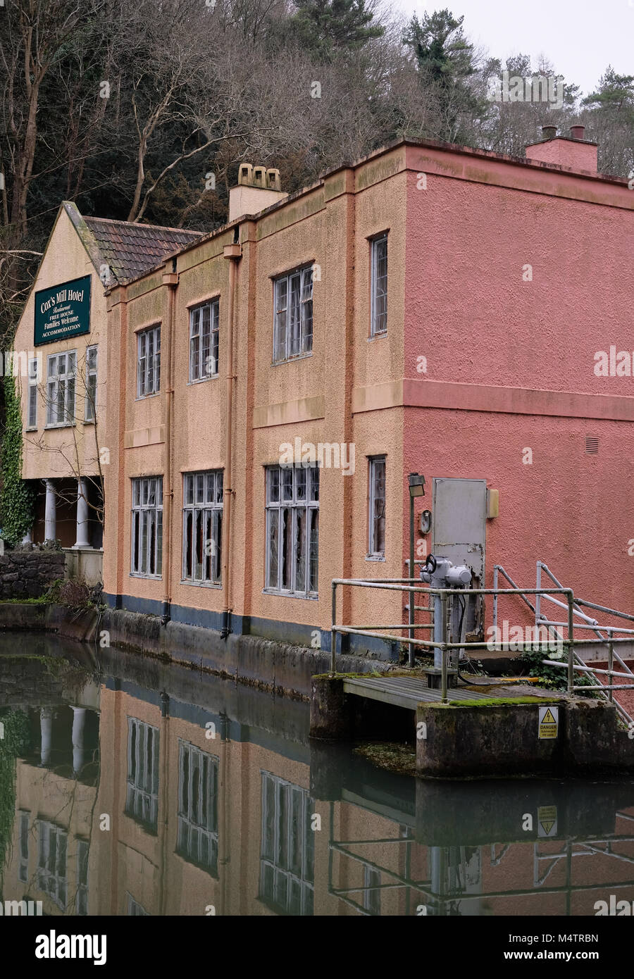 Februar 2018 - das verblasste und jetzt abgerissene Cox's Mill Hotel in der berühmten Cheddar Gorge. Stockfoto