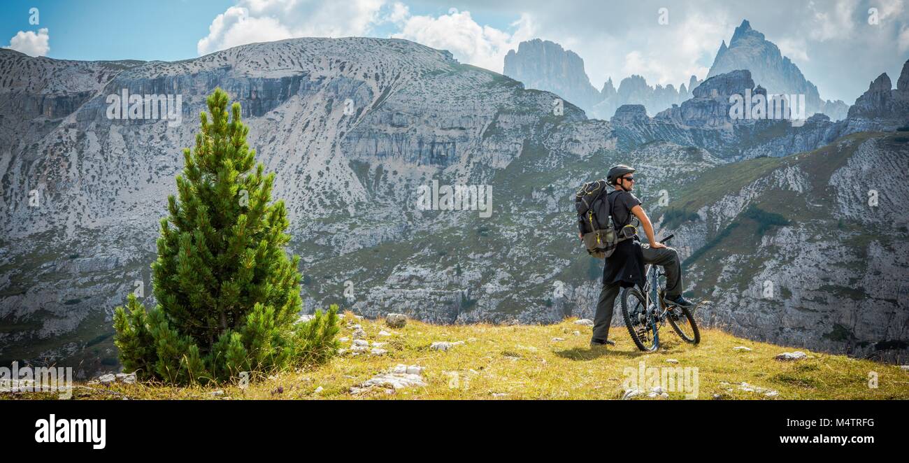 Kaukasische Biker auf dem Berg Trail. Panoramablick auf das Foto. Den italienischen Dolomiten. Stockfoto