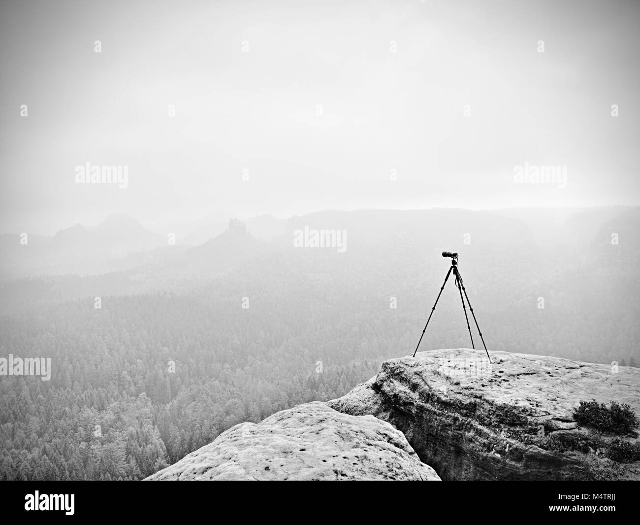 Stativ auf dem Gipfel bereit für Photography. Rocky View Punkt ausgesetzt. Misty regnerischen herbstlichen Tag in der wilden Natur. Stockfoto