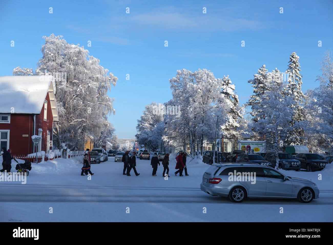 JOKKMOKK, Schweden am Februar 03, 2018. Menschen auf dem Weg zum Markt. Kalten Wintertag. Gebäuden und Autos. Editorial. Stockfoto