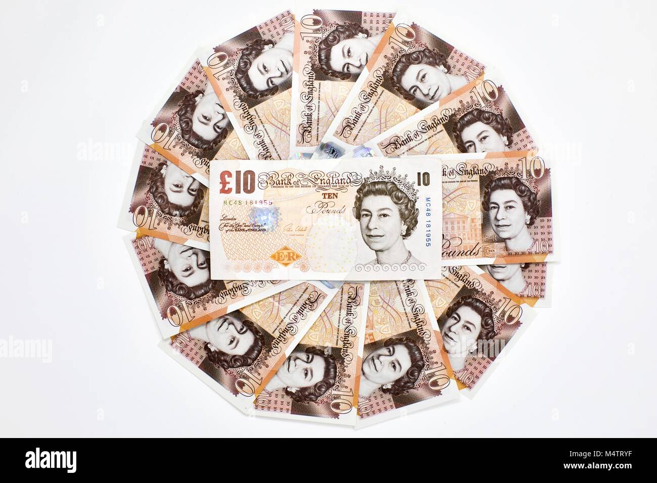 Die alte £ 10 Banknoten in der Mitte eines Kreises der Neuen-design Polymer £ 10 Banknoten auf weißem Hintergrund Stockfoto