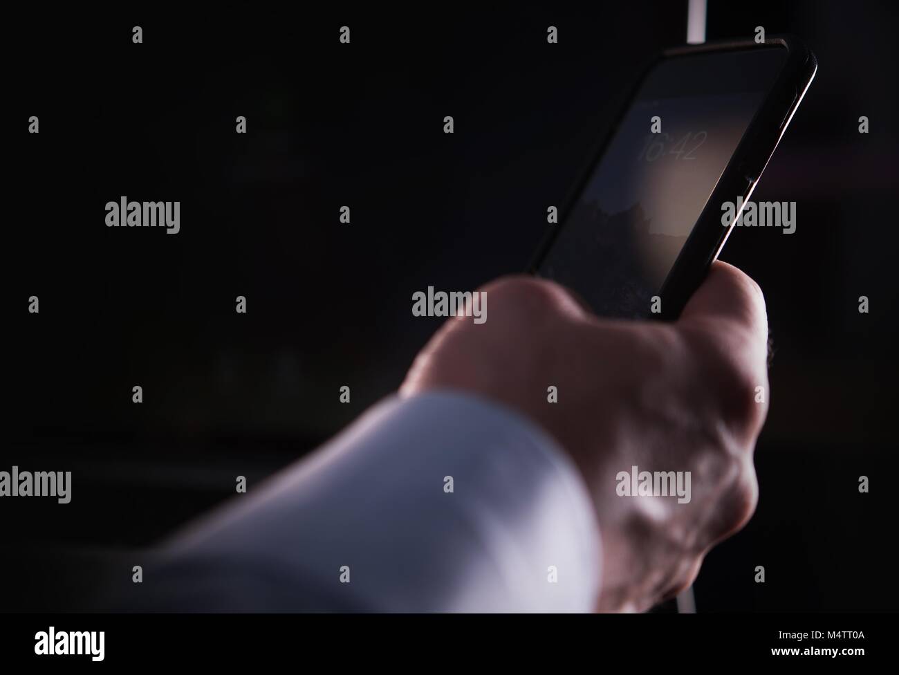 Kaukasische Geschäftsmann Hand mit Smartphone closeup Foto. Internet, Handy und Mobile drahtlose Technologien Thema. Stockfoto