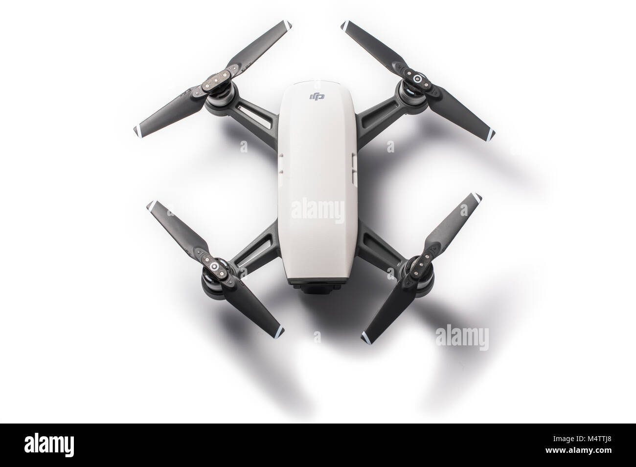Varna, Bulgarien - 17. Februar 2018: Flying drone quadcopter Dji Spark ist mini Drone, verfügt über alle dji Signatur Technologien, auf Wh isoliert Stockfoto