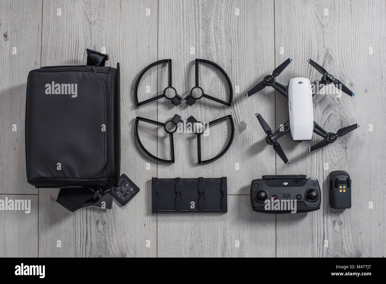 Varna, Bulgarien - 17. Februar 2018: Flying drone quadcopter Dji Spark ist mini Drone, verfügt über alle dji Signatur Technologien Stockfoto