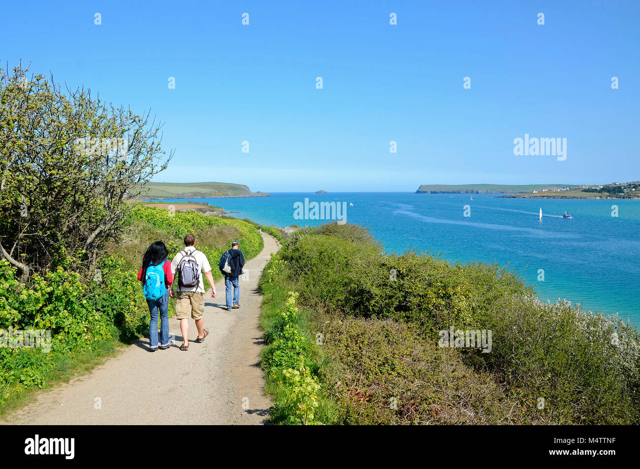 Menschen zu Fuß der südwestlichen Küste in der Nähe von Padstow in Cornwall, England, Großbritannien, Großbritannien. Stockfoto