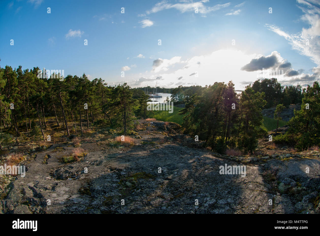 Nordic Sommer Land- und Seenlandschaft. Segeln in der finnischen Archipel/Northern Europe, entdecken geheime Inseln. Stockfoto