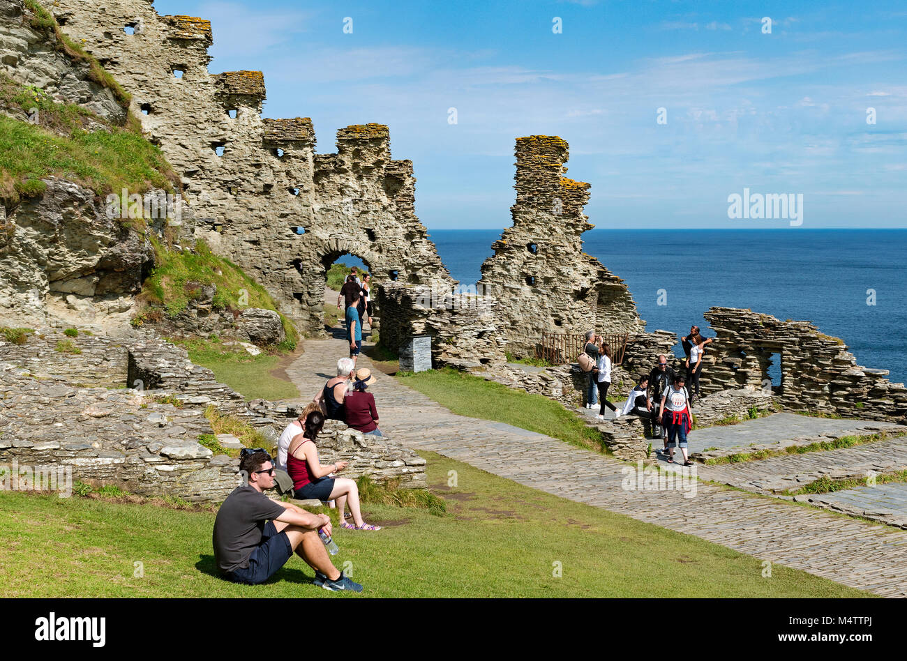 Besucher auf der Burg Tintagel in Cornwall, England, Großbritannien, Großbritannien. Stockfoto