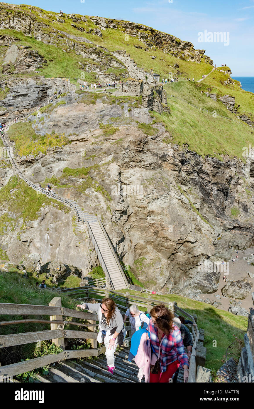 Besucher Navigation auf den steilen Stufen in Tintagel Castle an der Nordküste von Cornwall, England, Großbritannien, Großbritannien. Stockfoto