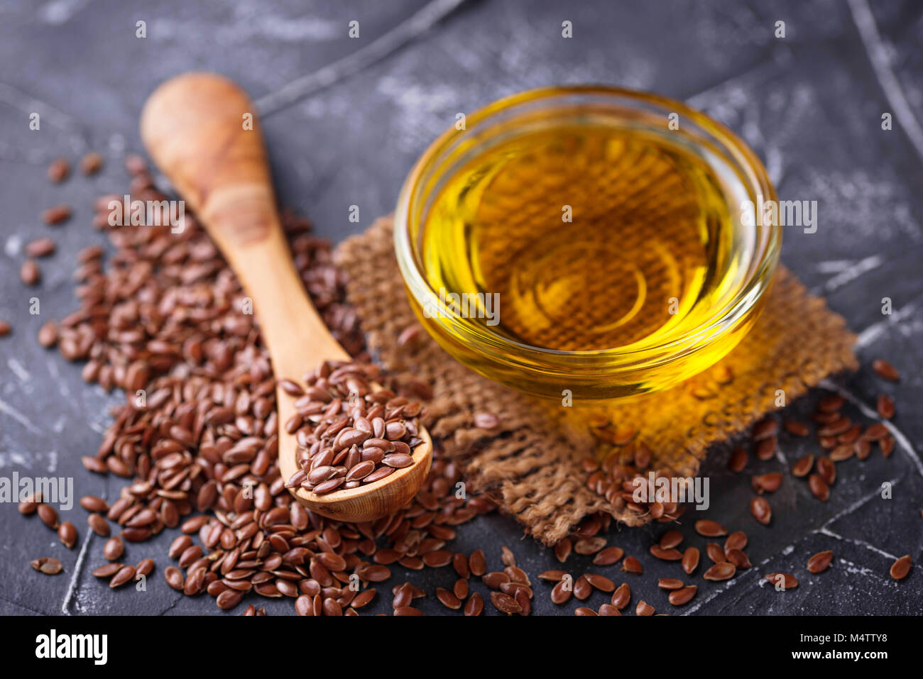Leinöl und Leinsamen Stockfoto