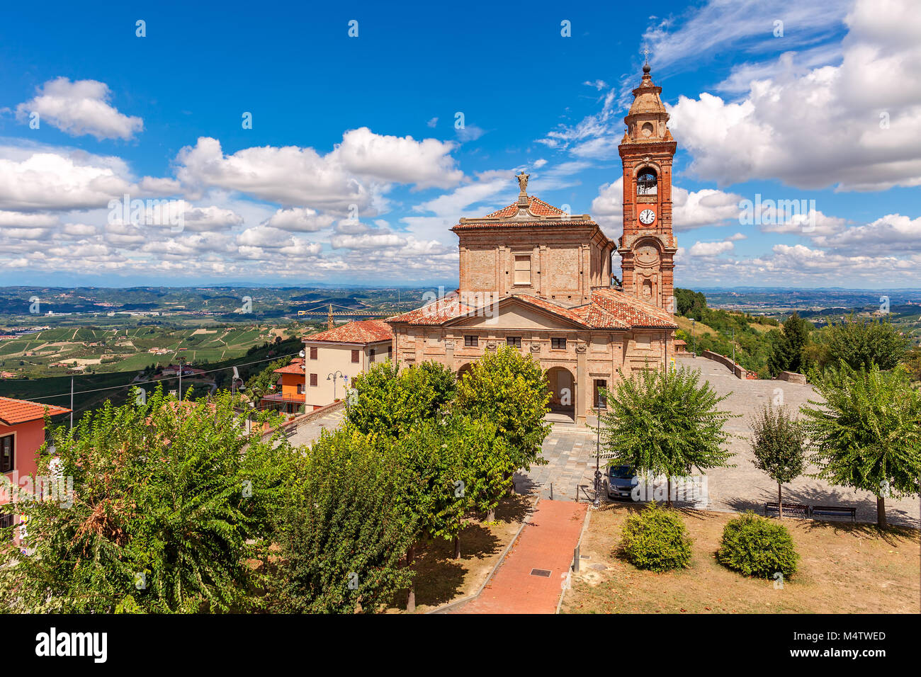Alt-katholischen Kirche unter der schönen blauen Himmel mit weißen Wolken in der kleinen Stadt von Diano d'Alba in Piemont, Norditalien. Stockfoto
